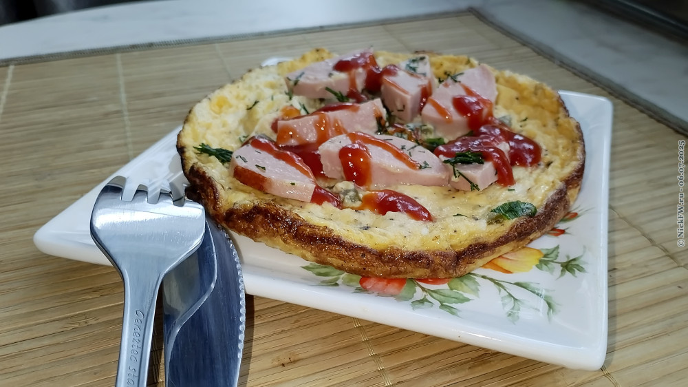 2. Омлет с зеленью и мини-сардельками © NickFW.ru — 06.07.2025г.