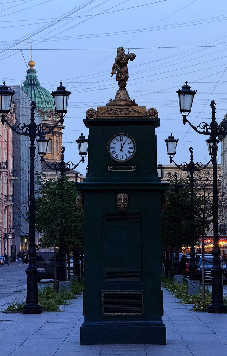 Метеорологический павильон-памятник с часами в Санкт-Петербурге.