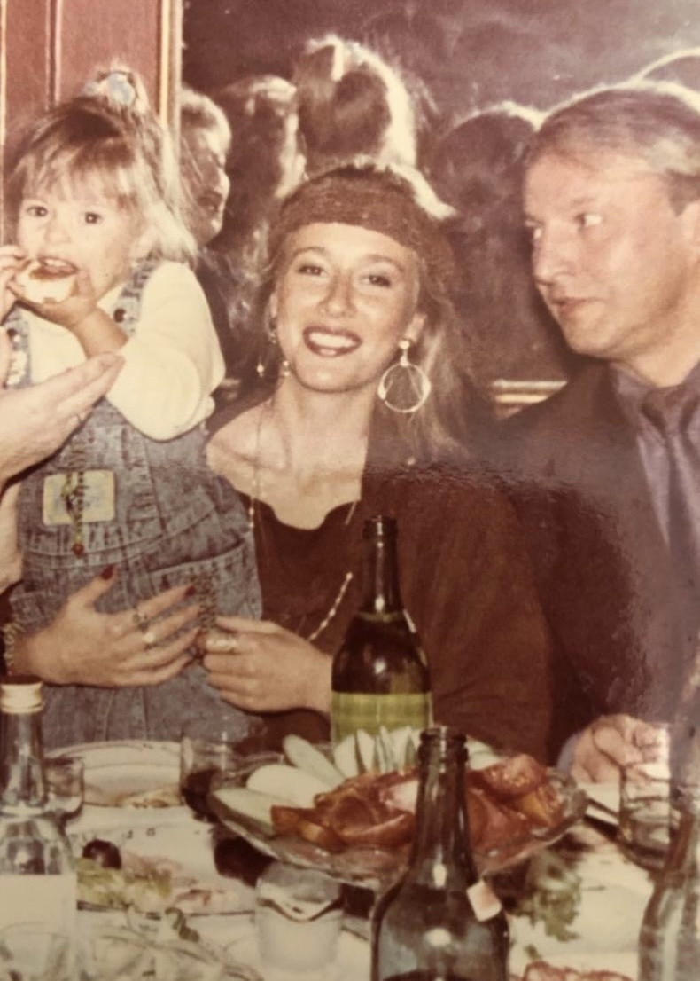 Я с Наташей и мужем. Мне 24 года, Наташе 4. Отмечаем 40-летие мужа.