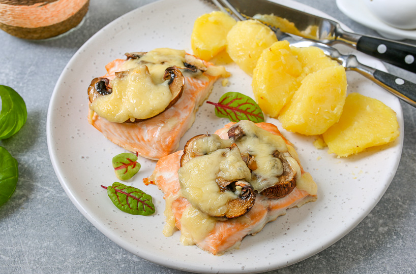 Горбуша, запечённая с грибами и сыром: вкусно, сочно, по-домашнему