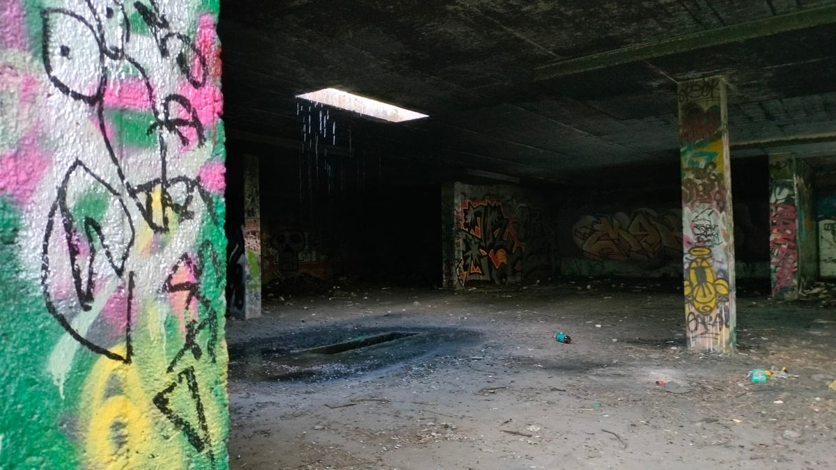 Внутри недостроенного паркинга