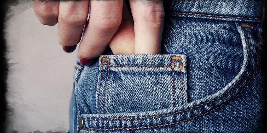 Швеи специально делают на джинсах маленький кармашек, в который даже палец помещается с трудом. И вот для чего это нужно