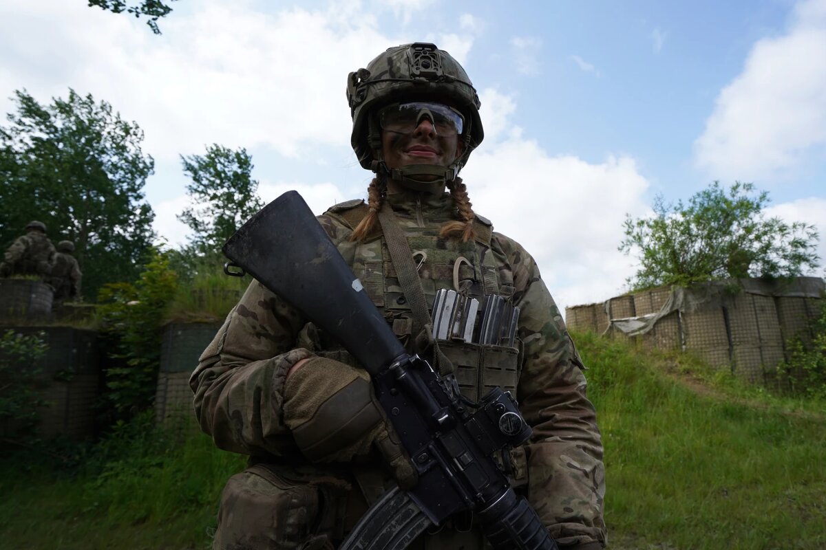    20-летняя девушка Катрин добровольно пошла служить в датскую армию. Фото: apnews.com