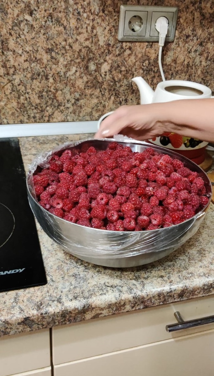 маленькая часть урожая малины