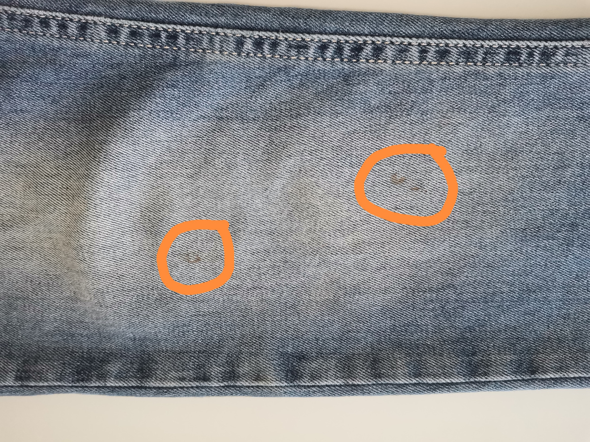 Пятна от одуванчика на джинсах сына. Фото автора.