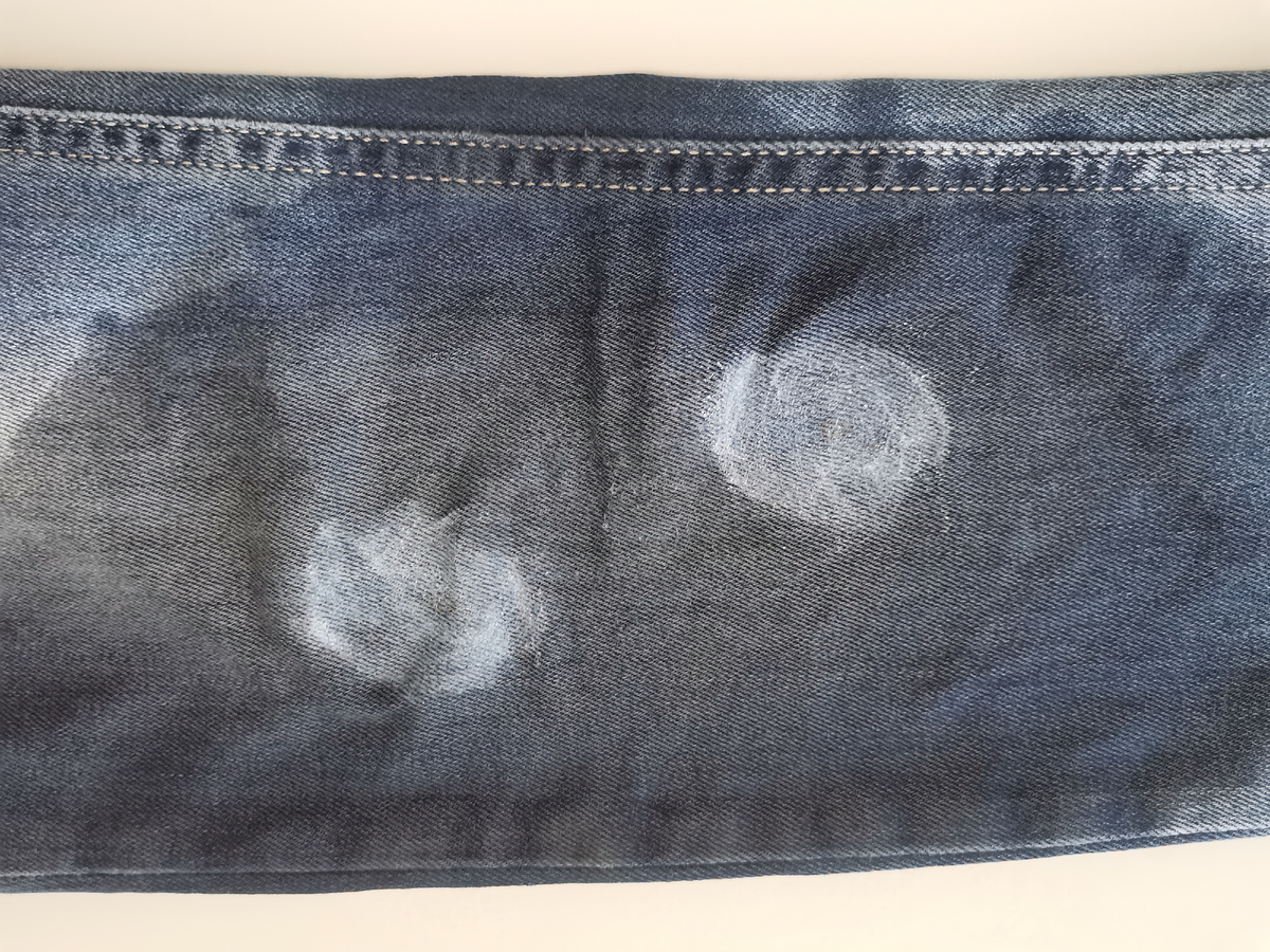 Натерла пятна карандашом-пятновывадителем. Фото автора.