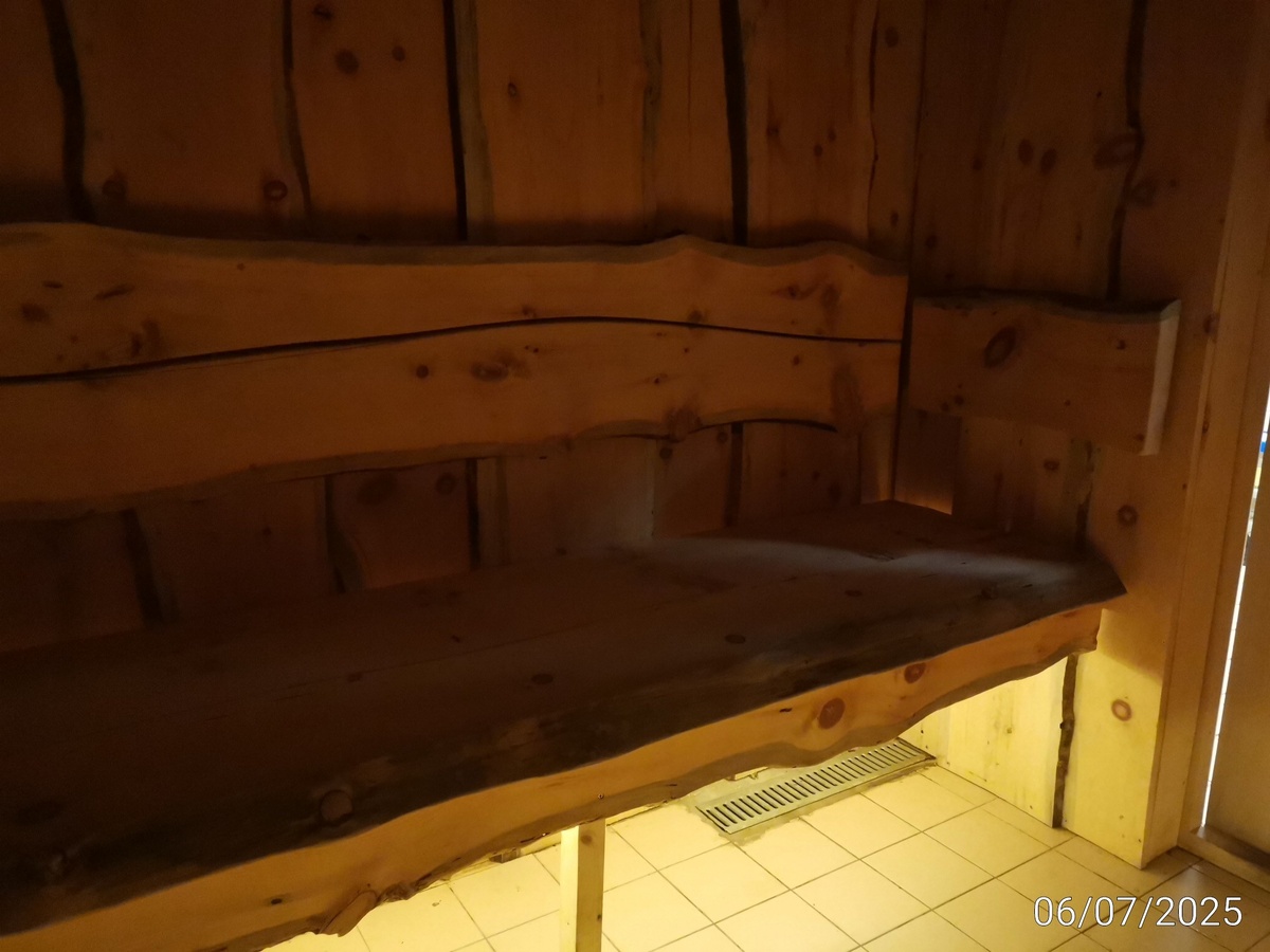 Пахнет смолой