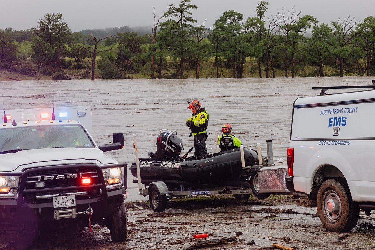   Спасатели на реке Гуадалупе 
Christopher Lee / San Antonio Express-News / ZUMA / TASS