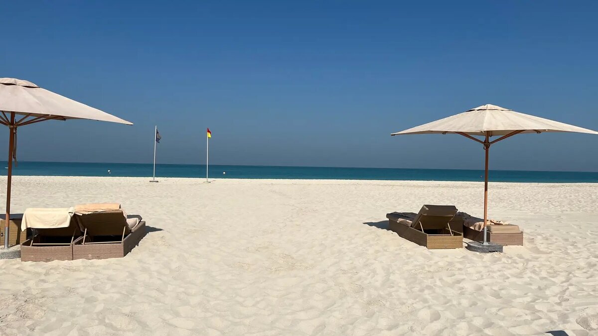 Пляж на острове Саадият