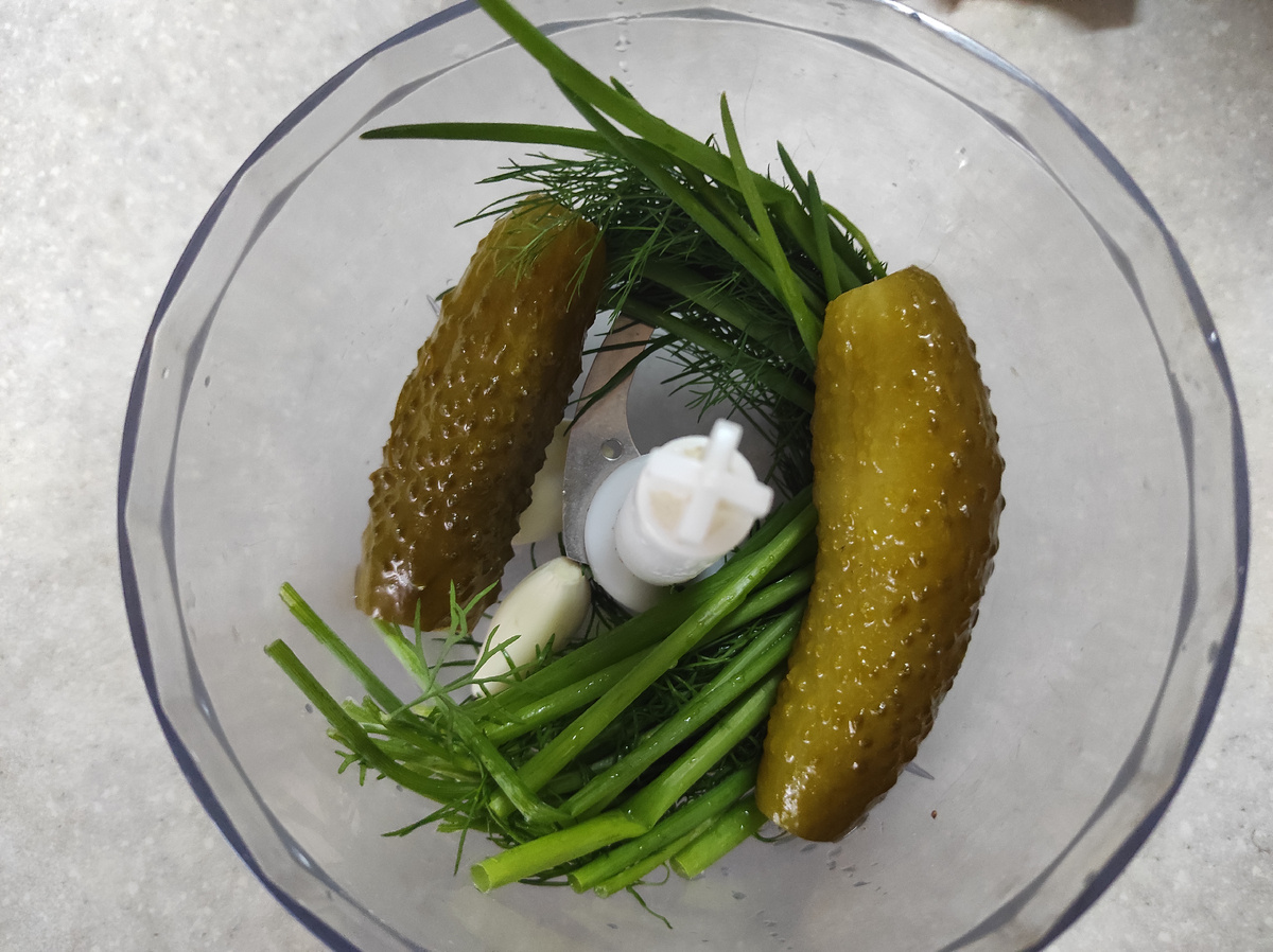 Натюрморт с солеными огурцами