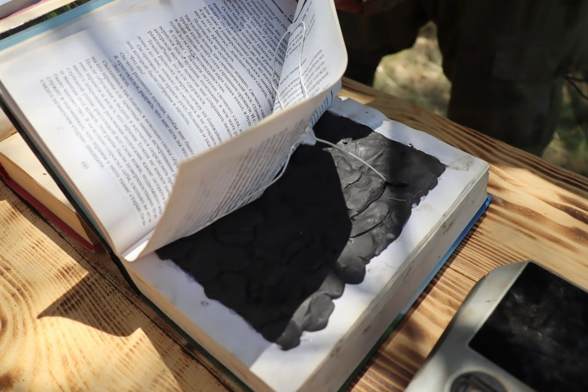    ВСУ в курском приграничье оставили мины-ловушки из книг и окопных свечей