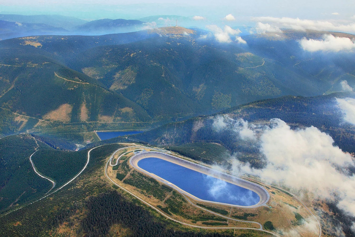 чешская ГАЭС Dlouhé Stráně. Выглядит, как горное озеро