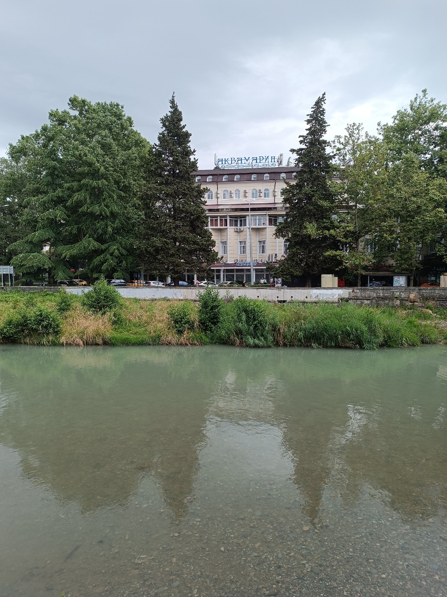 Аквамарин на берегу реки Хоста