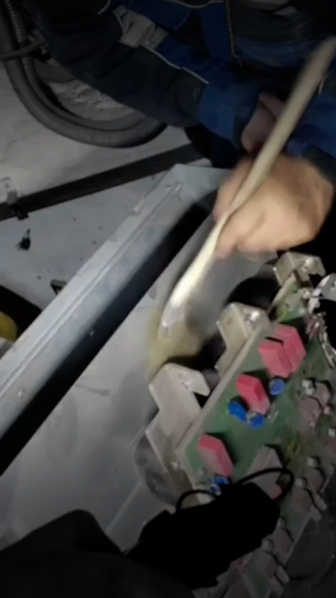 Типы технического обслуживания:
1. Корректирующее обслуживание Устранение неисправностей после их возникновения. Несмотря на кажущуюся простоту, этот подход является наиболее затратным из-за внеплановых простоев и высокой стоимости аварийного ремонта.
2. Превентивное обслуживание Плановые работы, выполняемые через определенные интервалы времени или наработки. Этот подход позволяет предотвратить многие поломки и существенно снизить эксплуатационные расходы.
3. Предиктивное обслуживание Наиболее современный подход, основанный на анализе данных о состоянии оборудования в реальном времени. Позволяет прогнозировать отказы и планировать обслуживание с максимальной эффективностью.
