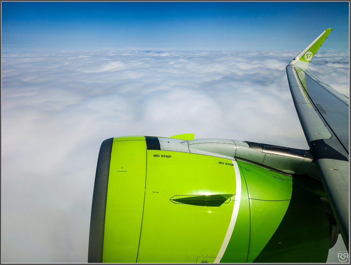 Вид из иллюминатора борта S7, снятый на смартфон TECNO Spark 30. Фото: М. Рябинин