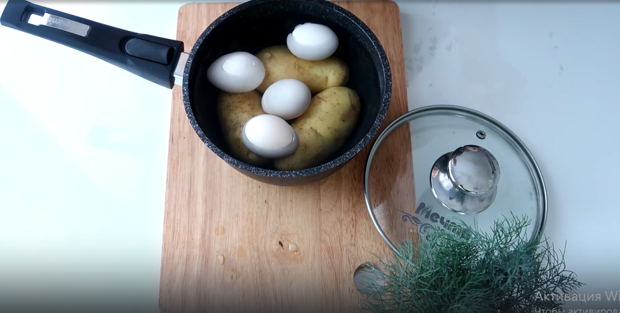 Заранее отвариваем картофель и яйца