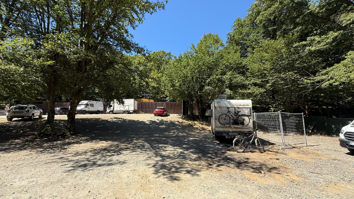 От жары спасает тень деревьев и вентилятор с увлажнителем