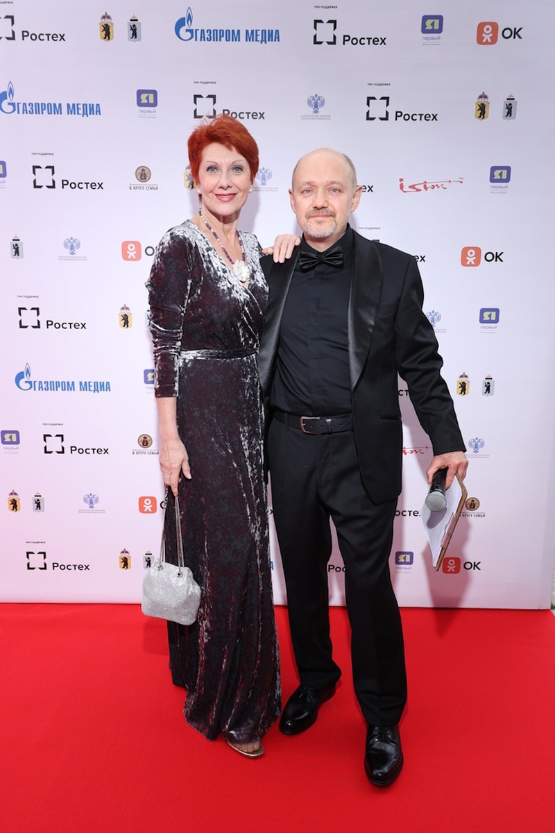    Заслуженная артистка РФ Оксана Сташенко и президент кинофестиваля Александр Ковтунец. Фото: Геннадий АВРАМЕНКО/пресс-служба фестиваля