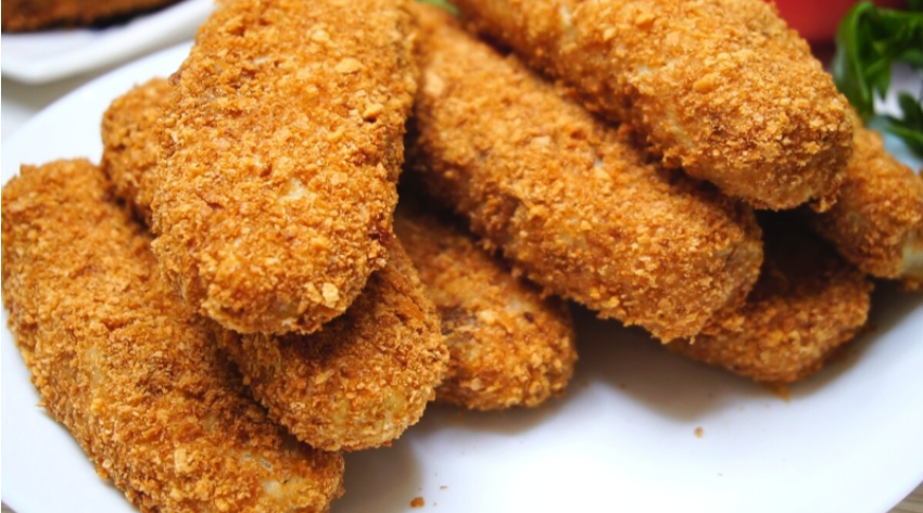 Обваливаю рыбу в сухарях и в духовку: получаю Хрустящие рыбные палочки.