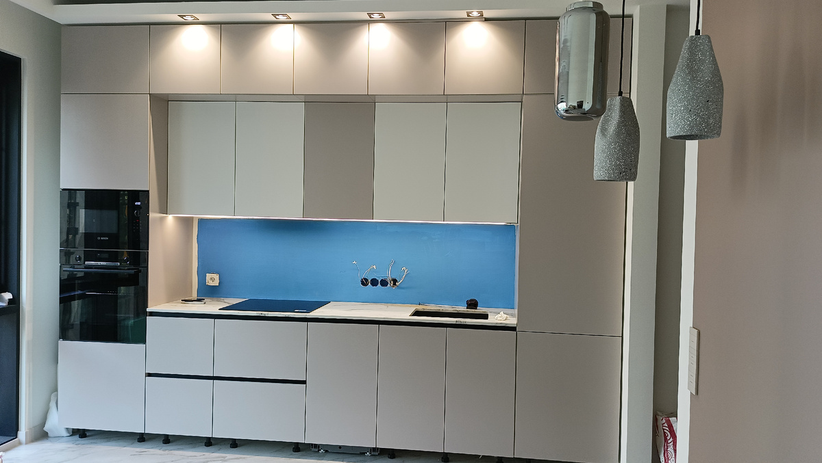 Вот он, красавчик, по центру, между белых фасадов, оригинально смотрится, не правда ли🤣? 