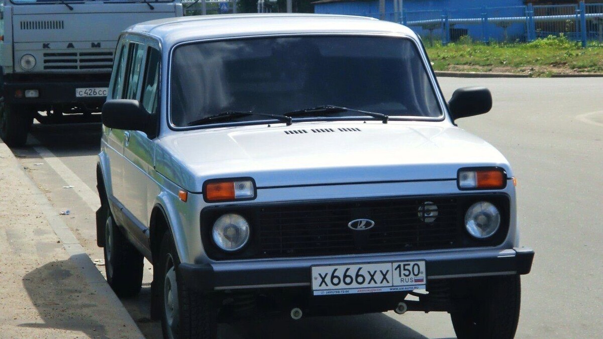 Никто не запрещает красивые номера на дешевых автомобилях, но их легко продают вместе с автомобилями. Источник: 1MI