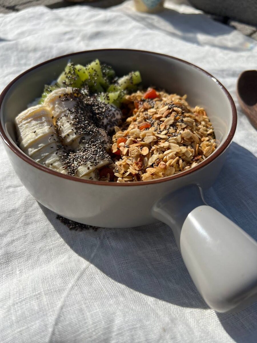 Домашняя яблочная гранола с греческим йогуртом и фруктами. Приготовленная из овсяных хлопьев "Круповичок"