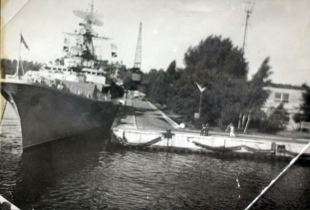 Фотоиллюстрация: 1973. БПК "Бодрый" на месте стоянки БПК "Свирепый" в Военной гавани ВМБ Балтийск после его выхода 20 июля 1973 года на БС (боевую службу) в Северную Атлантику. Фото Ольги Папижук (Перовой). На этом месте (у стенки причала), как правило, швартовались форштевнем к выходу из Военной гавани ВМБ Балтийск дежурные боевые корабли 128-й бригады 12-й дивизии ракетных кораблей ДКБФ "пятиминутной боевой готовности", то есть готовые с полным комплектом корабельных вооружений немедленно выйти в море для выполнения поставленной боевой задачи.