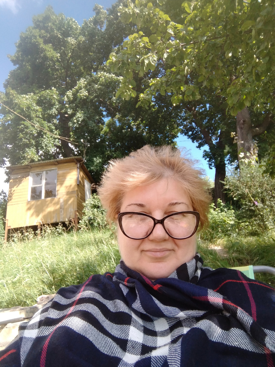 Кто мне велел отдыхать? Вот я и наслаждаюсь летом. Особенно уютно это делать в кашемировом палантине. 🤣