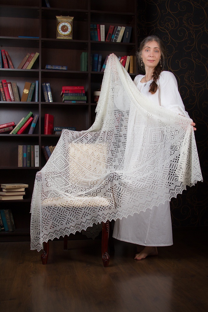 Платок на фото связан Ярославой Рудь