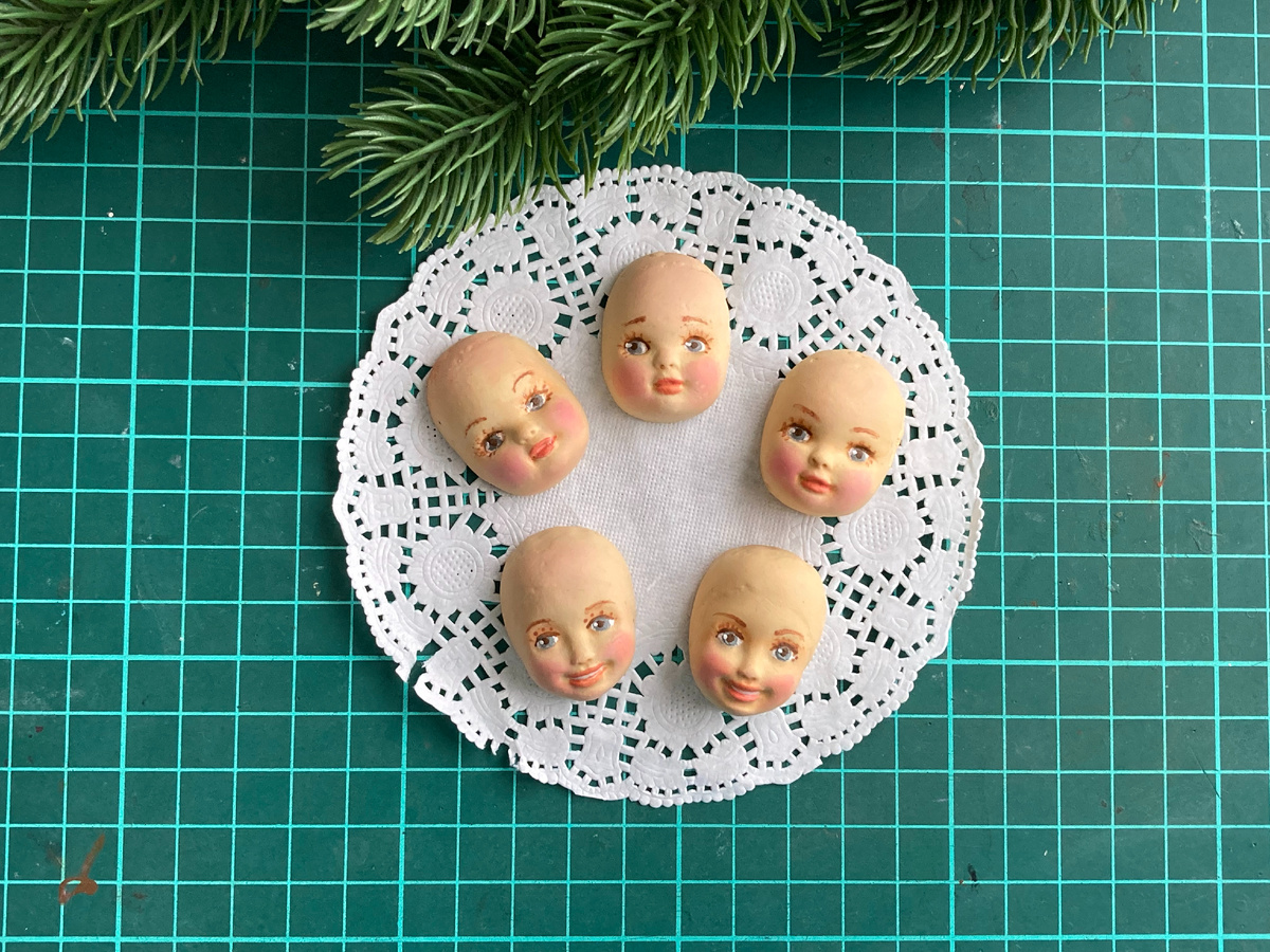 Личики для елочных игрушек из ваты после росписи акрилом. Фото автора.