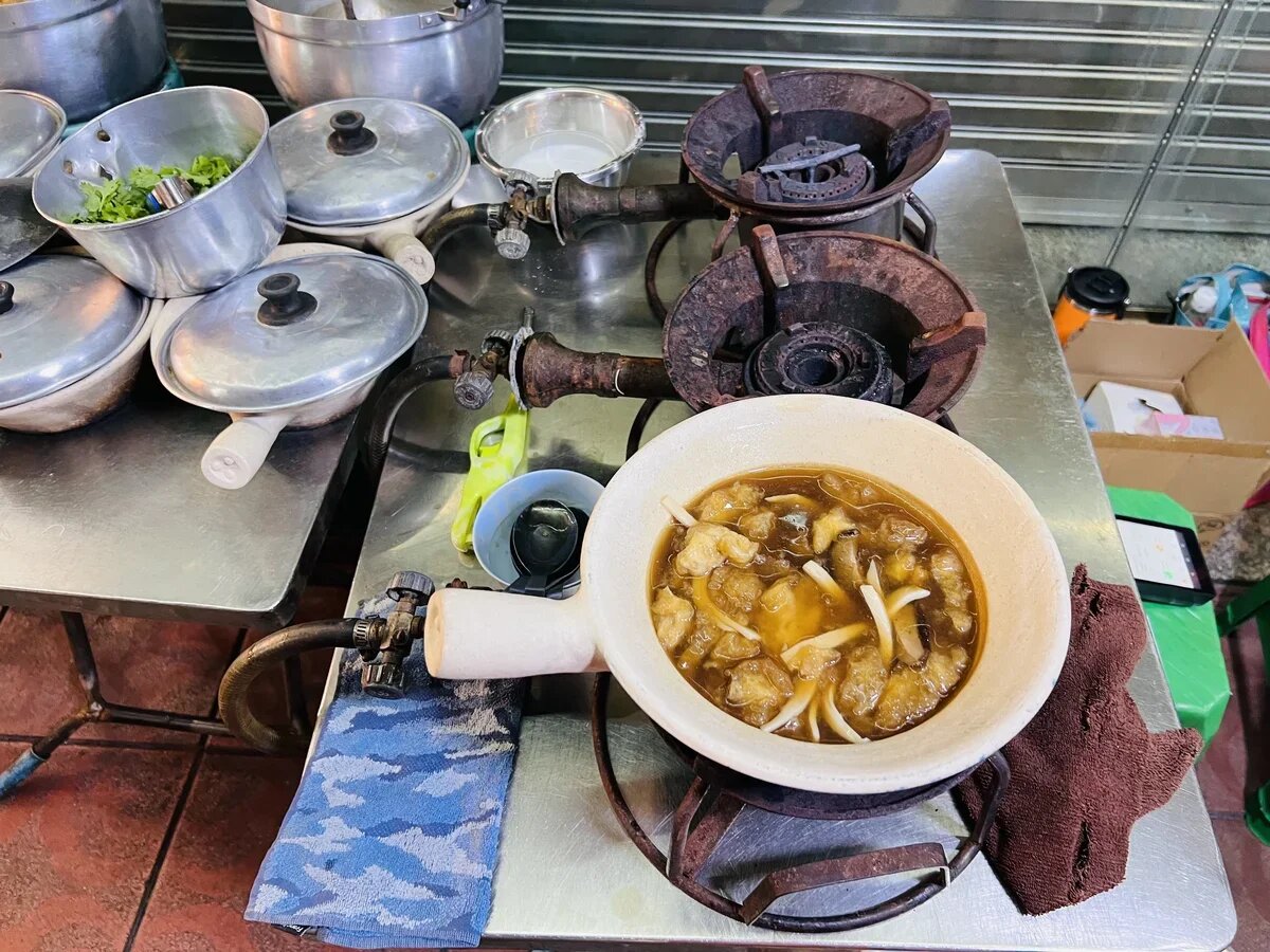    Уличная еда в Таиланде - вкусная. Многие блюда готовятся на глазах гостей. Рыбный суп. Бангкок. Фото: АТОР