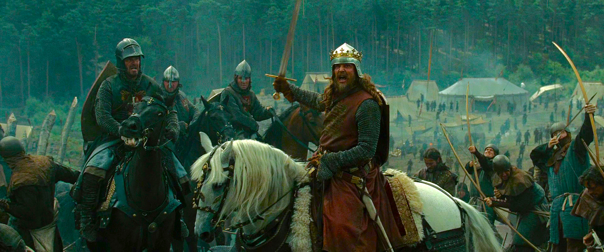 Один из самых «буйных» и неудержимых кинематографических образов Ричарда Львиное Сердце в исполнении американского актёра Дэниела Саллиса Хьюстона. Кадры из фильма «Робин Гуд» (2010 год; производство – США и Великобритания. Режиссёр – Ридли Скотт. Автор сценария – Брайан Хелгеленд)