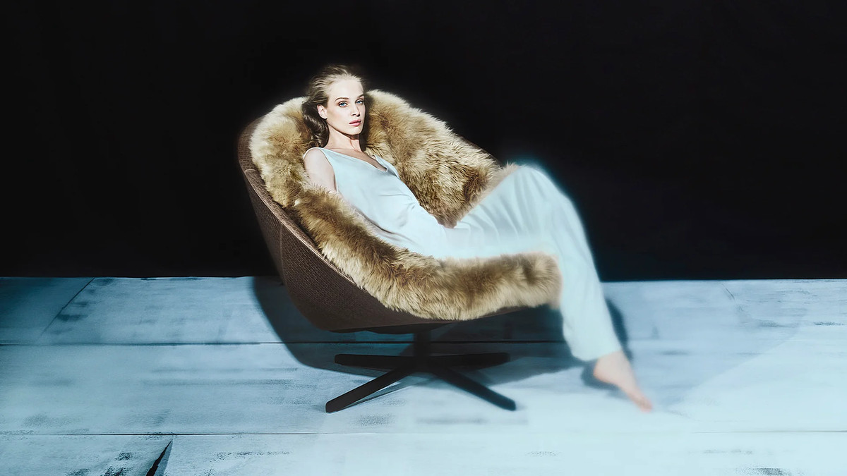 Соблюдая современные дизайнерские направления, мы выбрали более 20 ведущих поставщиков элитной мебели из Германии с мировым признанием.  Кресло DS-265 от Sven Dogs очаровывает своими мягкими, нежными изгибами, безграничным комфортом сидения и контрастными краями сиденья. Оно сочетает их со скульптурным внешним видом, который переосмысливает концепцию оболочки сиденья особенно гармоничным образом. Красивые линии, швы оболочки сиденья и мягкие подушки сиденья превращают скульптуру в оазис комфорта.