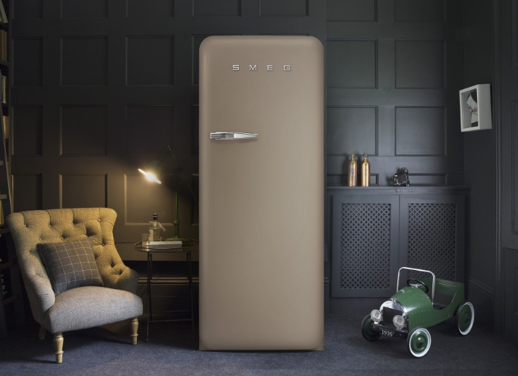 Компания Smeg успела зарекомендовать и в профессиональном сегменте, имея подразделения Smeg Foodservice и Smeg Instruments, производящих оборудование для предприятий общественного питания и медицины. В сертификационных лабораториях Smeg разработаны решения, отвечающие самым передовым технологиям. Сегодня Smeg узнаваема во всем мире, как удачный пример «Made in Italy» Ноу-хау,креативность и завершенность – отличительные черты итальянского стиля Smeg, вселяющего душу в предметы быта.