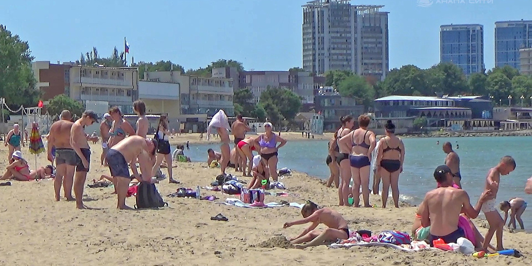 Анапа 6.07.2025. Пошла жара. Пляжи. Отдыхающие купаются в море. Болото из водорослей