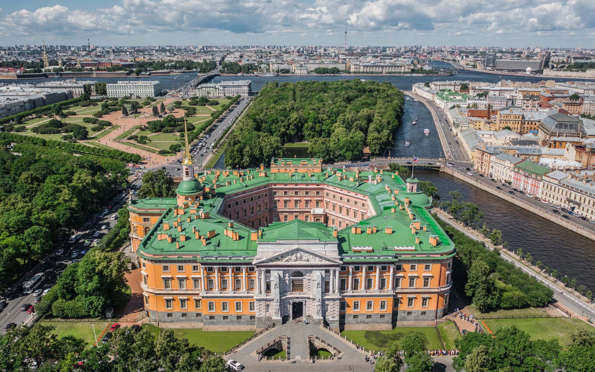 Михайловский замок с высоты птичьего полета. Источник: www.shutterstock.com