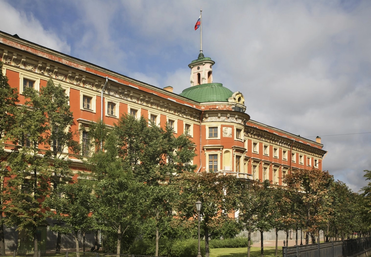 У Михайловского замка довольно мрачное прошлое. Источник: www.shutterstock.com