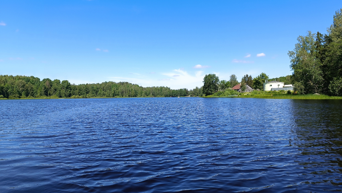 Отсюда видны очистные сооружения санатория.