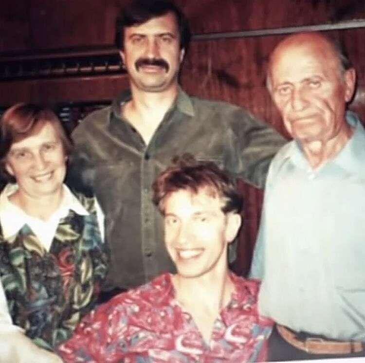 Сергей Соседов с родителями и братом Владимиром. Фото найдено на просторах интернета