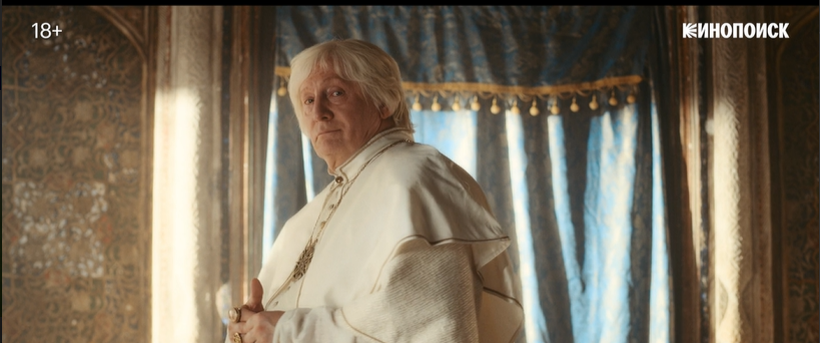 Эсперадор Адриан, играет Виктор Вержбицкий. Даже и не понимаю, как я не узнала в трейлерах Завулона?