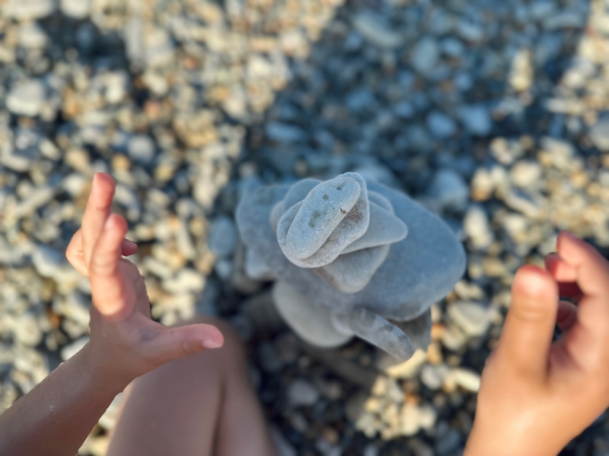 Дочка уже в том возрасте, когда может подолгу играть сама. Мне же достаточно сидеть неподалеку, греться на солнышке и созерцать.