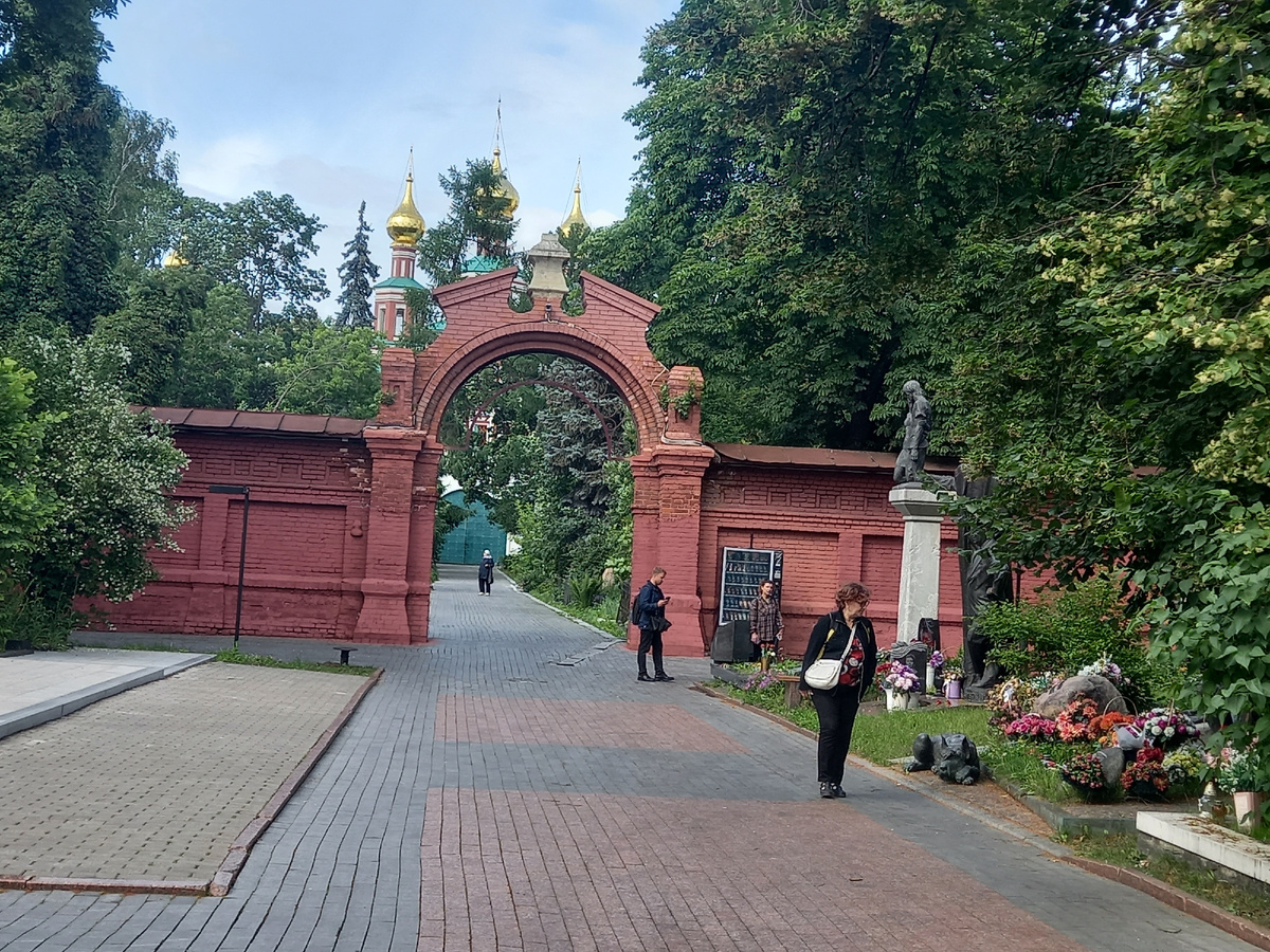 Вход на старую часть кладбища 