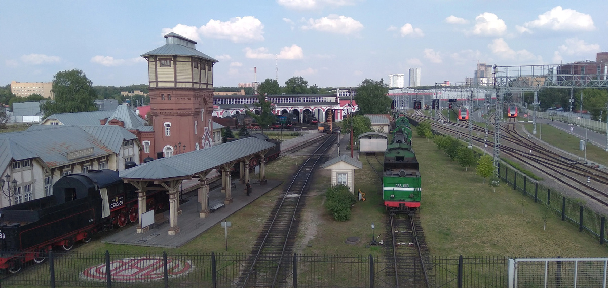 Вид на музей с ЖД моста