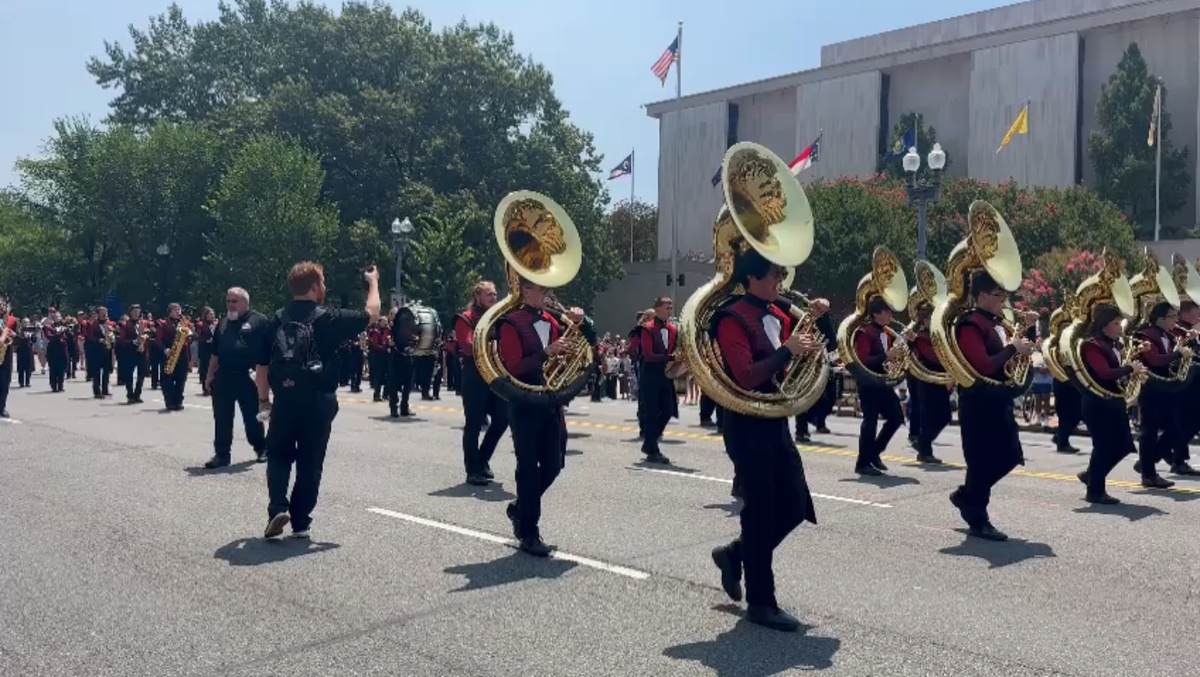 По улицам столицы проследовали красочные платформы, пролетели гигантские воздушные шары.