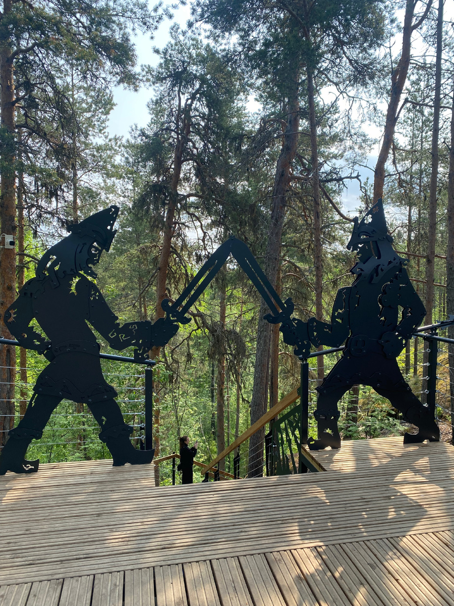 Герои эпоса на горе Сампо. Фото автора.