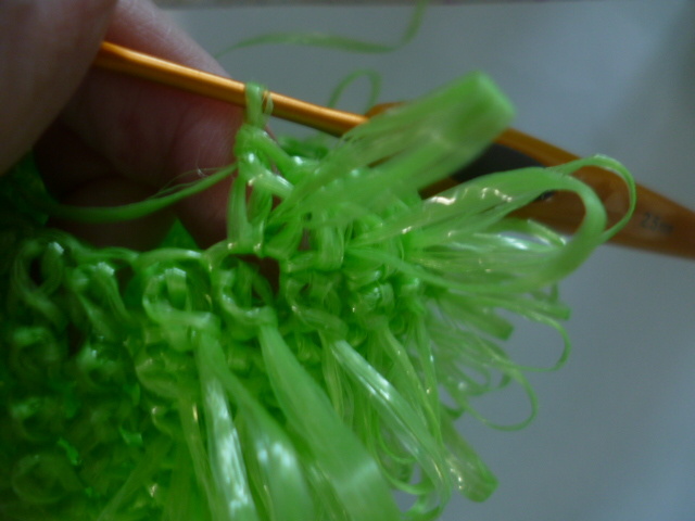 наберу в кольцо амигуруми 6 ст бн,замкну его и дальше буду вязать вытянутыми петлями.Второй ряд 2 ст в каждый ст,*12;3 ряд 1ст,2 ст*18,3р 2ст,2ст*24 ; 4р 3ст,2ст*30