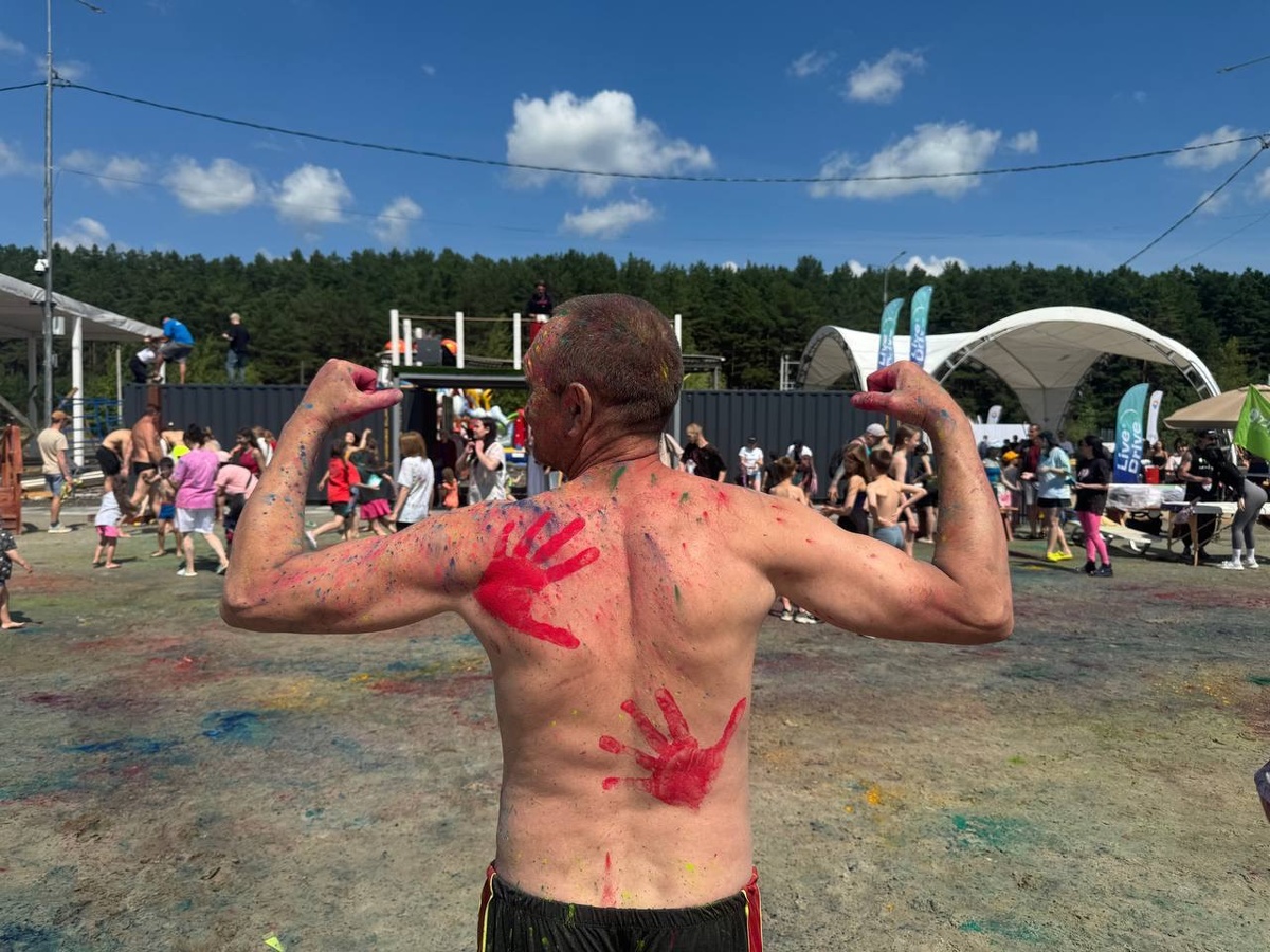 Краски Холи, волейбол и веселье: 5 июля прошло открытие первого городского пляжа в Тюмени.  Фото: ФедералПресс / Ксения Чилимова