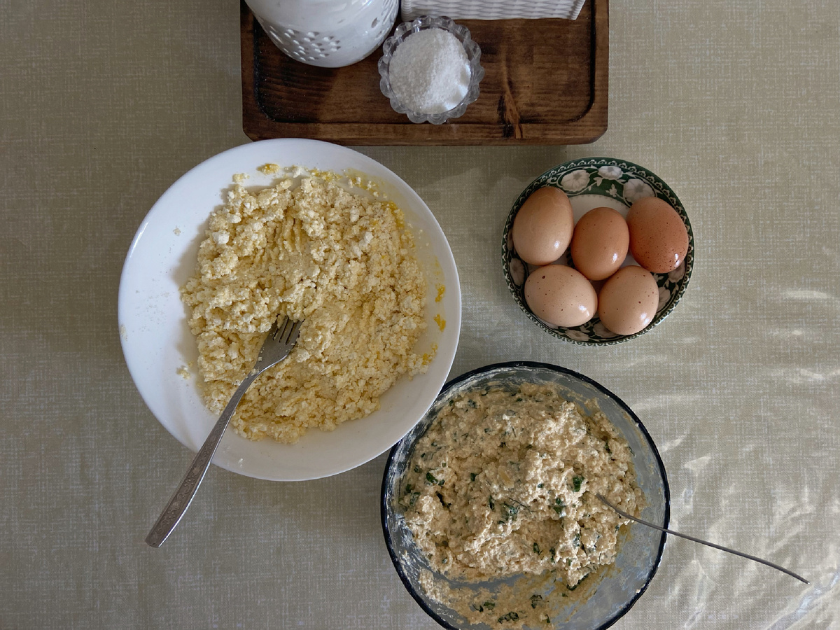 Здесь уже готовое тесто двух видов)