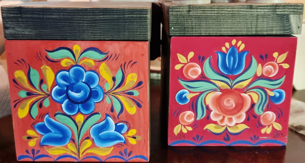 Композиции с Костромским тюльпаном, Костромским розаном и Костромской купавкой, по мотивам Прялки Конец ХIХ в. goskatalog.ru и прялки-детской -1895 (artmuseum.karelia.ru), художник Амосова Н. Кострома, 2024