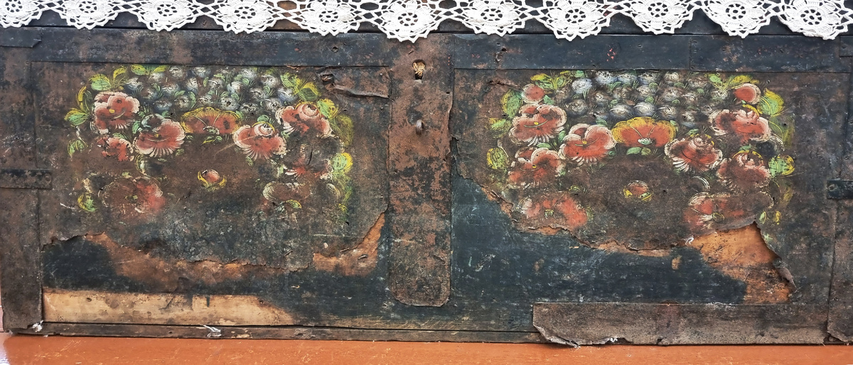 Сундук, даниловский краеведческий музей Зал "Русские самовары" https://danilov-muzey.yar.muzkult.ru/gallery/zal_russkikh_samovarov2